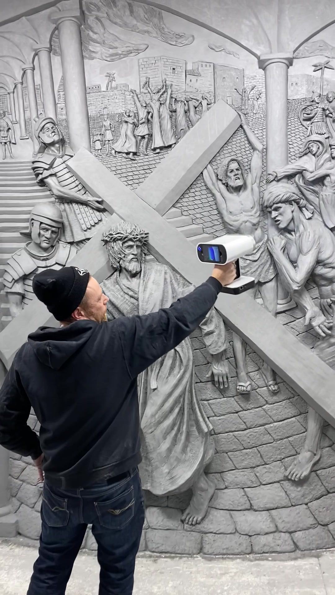 Scanning a large carved relief panel with an Artec Leo