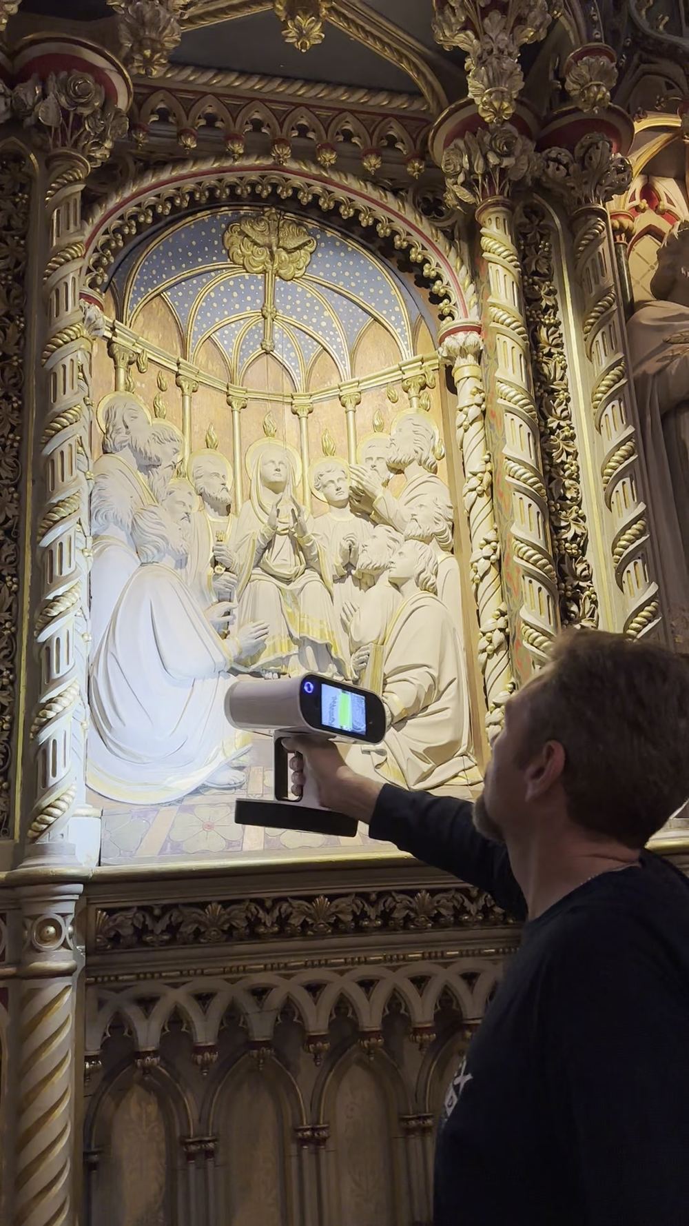 Scanning the gilded altar at Notre-Dame Cathedral Basilica with an Artec Leo